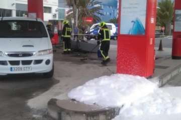 Un vehículo arranca de cuajo un surtidor de la gasolinera de El Goro (Foto TA)